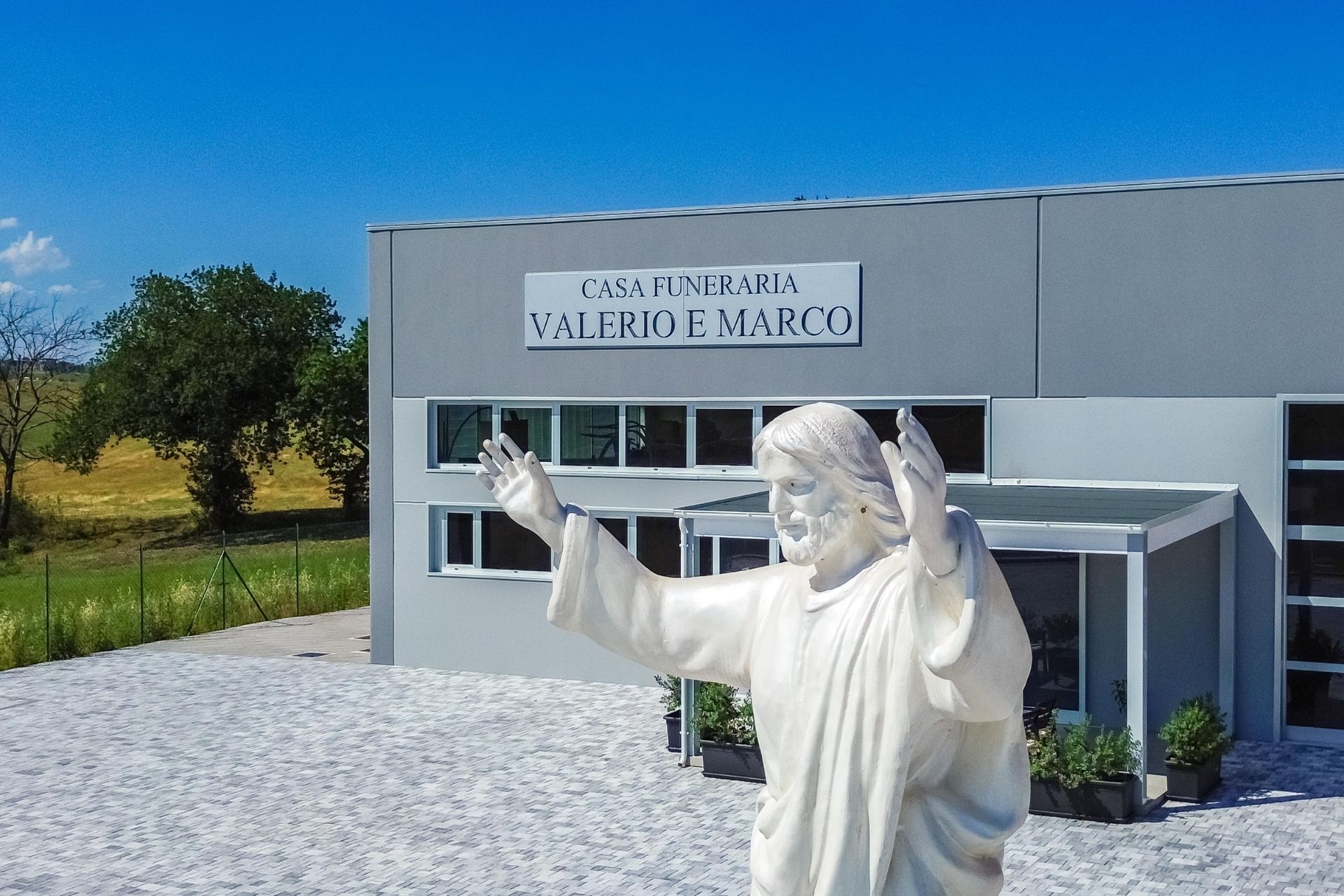 esterno statua di Gesù della Casa Funeraria Valerio e Marco Petrucci a Teramo e Val Vibrata Campli